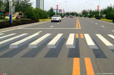 ​3D立体斑马线频现 栩栩如生引争议