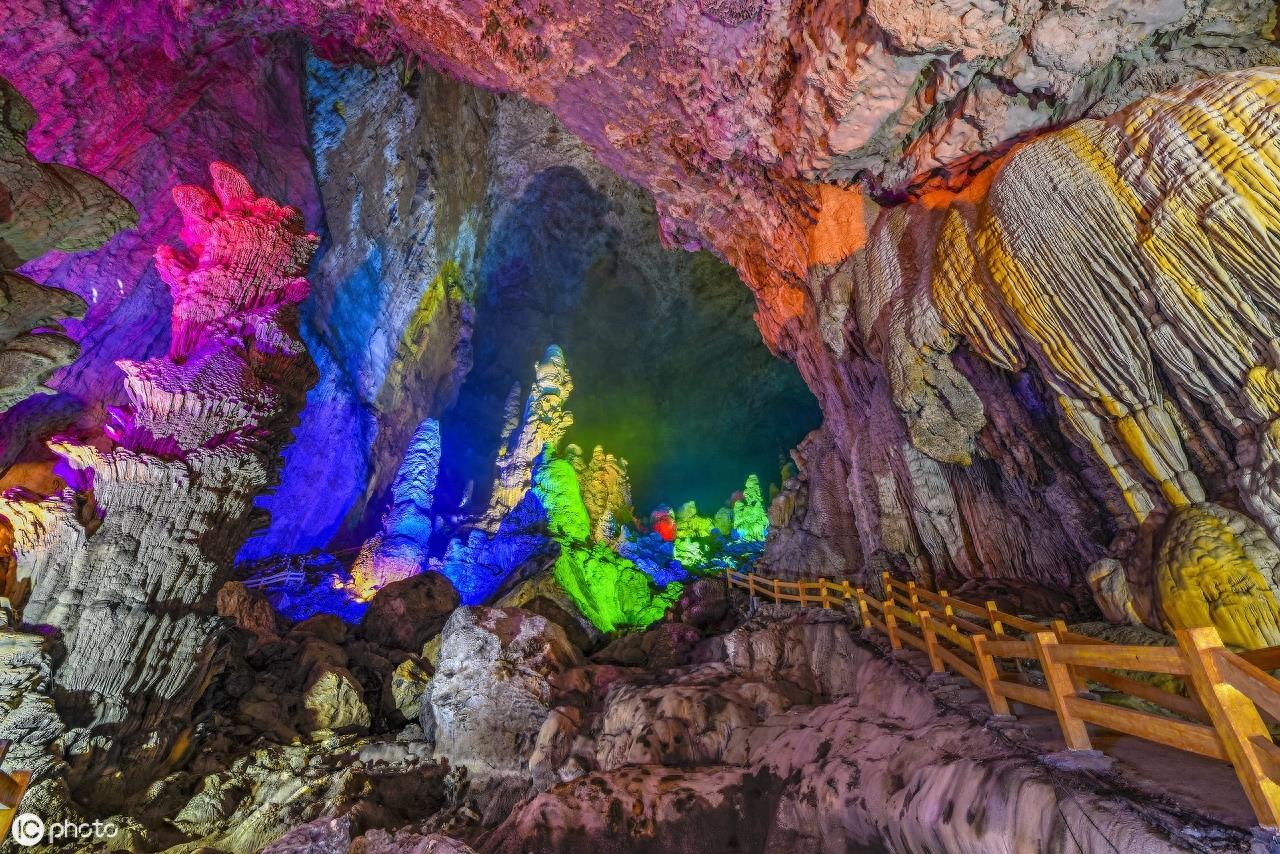 广西此洞穴被称为“天下第一洞”,是一个雄伟壮观的石灰岩溶洞