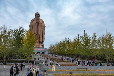 ​《滕王阁序》中的典故：他日趋庭叨陪鲤对，今兹捧袂喜托龙门