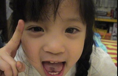 ​欧阳娜娜晒童年照，从小美到大的她也太可爱了吧！每张都是表情包