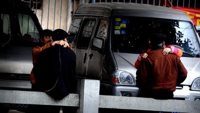 ​老年人中的快餐交易，广场树林不限地点，八老大爷也参与其中