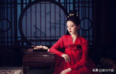 ​《神医凰后》杨超越新剧造型，一袭红衣魅力十足，冷艳的天才少女