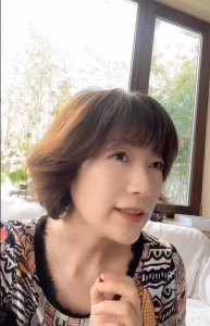 ​邓超好友俞白眉豪宅曝光，3层别墅大到能踢球，整面墙成儿子画布