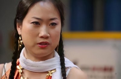 ​初代辣眼网红芙蓉姐姐近照，褪去疯癫气质优雅，颜值中上这么出众