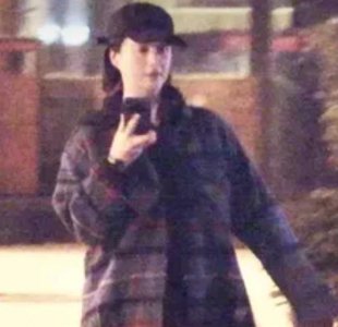 ​蒋欣醉酒在马路中玩手机，打扮随意身材圆润，趴姐妹身上不放手