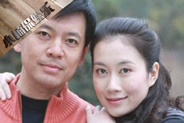54岁何政军近照,与妻子恩爱24年,学霸女儿是校花