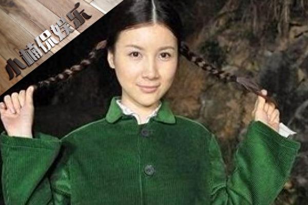 54岁何政军近照,与妻子恩爱24年,学霸女儿是校花