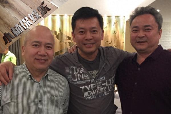 54岁何政军近照,与妻子恩爱24年,学霸女儿是校花