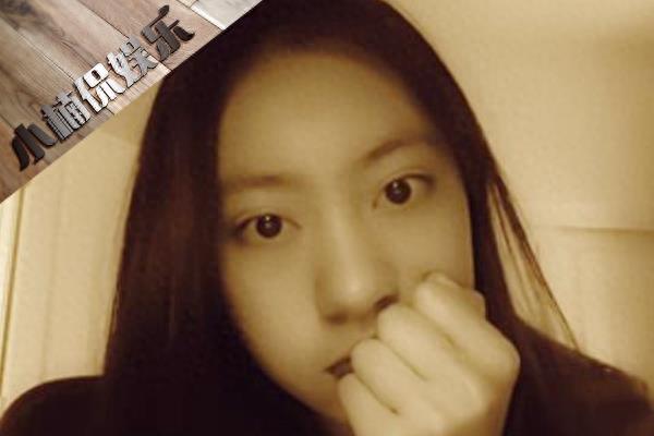 54岁何政军近照,与妻子恩爱24年,学霸女儿是校花