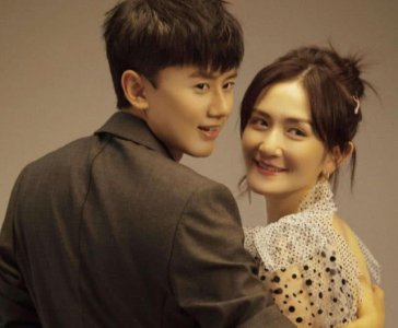 ​难怪张杰一直是“刘海发型”，直到他掀起刘海，才知啥叫高颜值