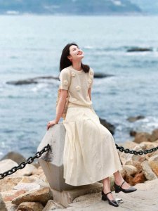 ​海边怎么拍照好看？7个动作，看起来优雅有气质。