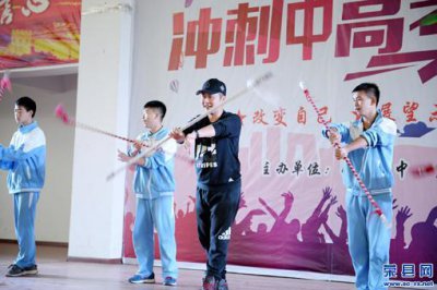 ​“戏剧进校园”走进荣县一中