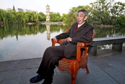 ​他是原义乌县委书记，官至副厅级，曾一手创造义乌小商品市场