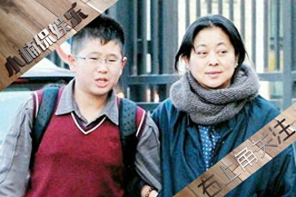 59岁倪萍全家近照,历经五段感情,18岁儿子长相英俊