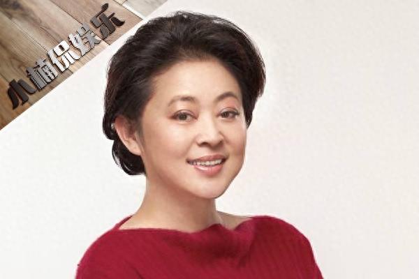 59岁倪萍全家近照,历经五段感情,18岁儿子长相英俊