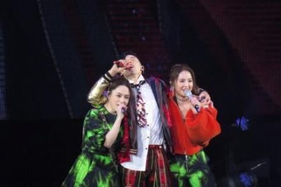 ​关智斌和容祖儿演唱会(容祖儿红唇马尾帅气十足)