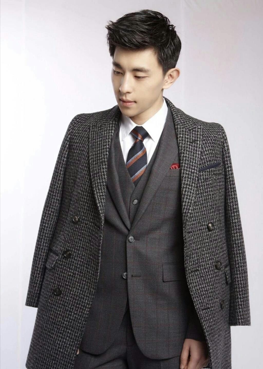 邓伦家境如何个人资料背景大揭秘实力惊人？邓伦的资源为何这么好