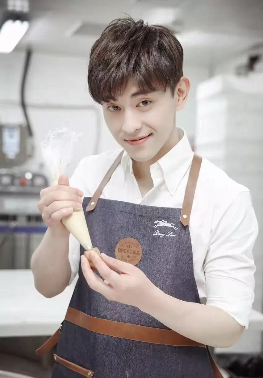 邓伦家境如何个人资料背景大揭秘实力惊人？邓伦的资源为何这么好