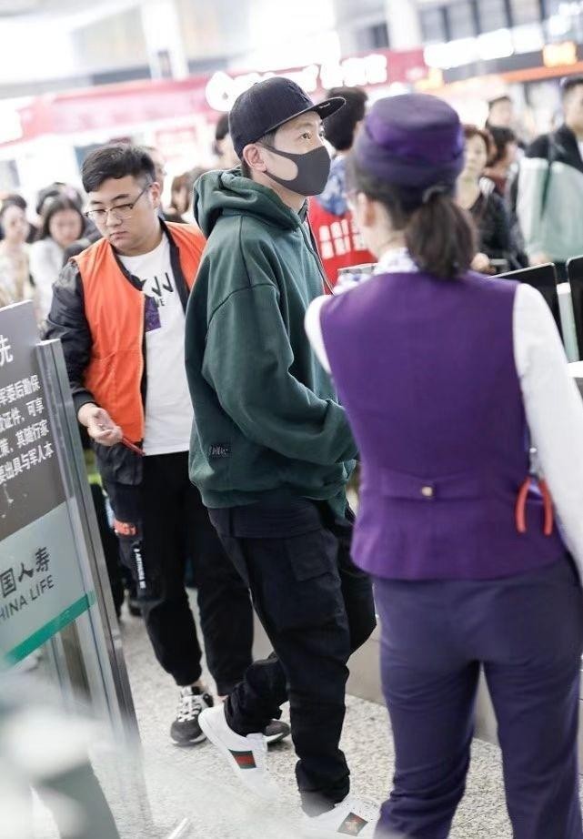 郭京飞的老婆是谁（郭京飞罕见携妻走机场）