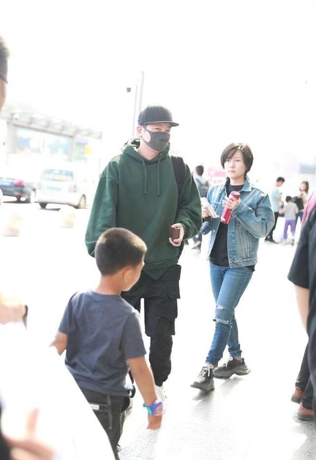 郭京飞的老婆是谁（郭京飞罕见携妻走机场）