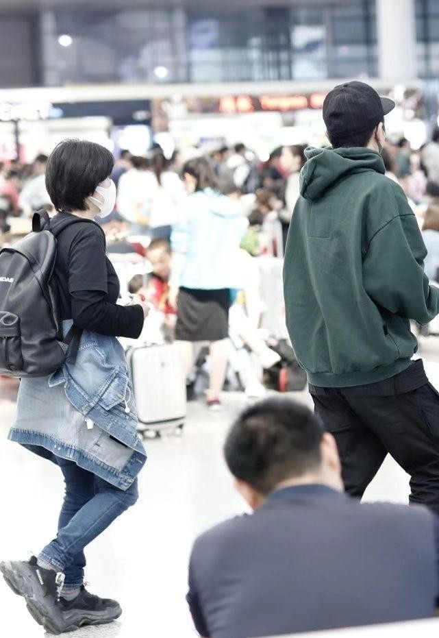 郭京飞的老婆是谁（郭京飞罕见携妻走机场）