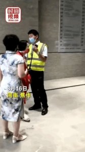 ​拒绝扫码，大妈竟一巴掌把防疫人员抡倒在地！网友怒了