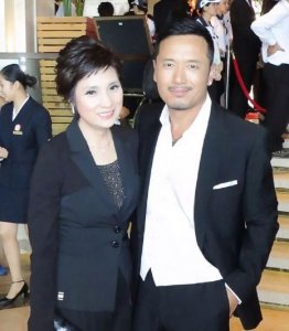 ​苗侨伟26岁儿子罕晒照，父子相处方式很有爱，儿子颜值比不上爸爸