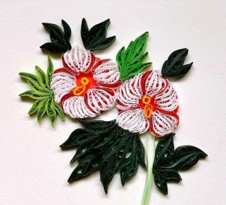 ​一组以花为主题的衍纸手工作品