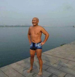 ​超硬核！67岁游泳大爷一口气救4个年轻人，路人：大爷，您真棒