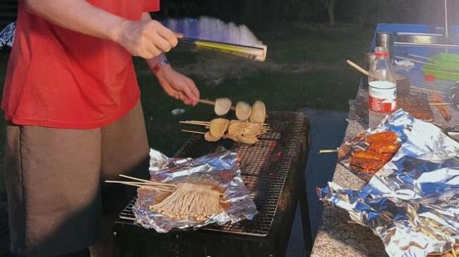 王思聪为已育网红亲自烤串!穿4千