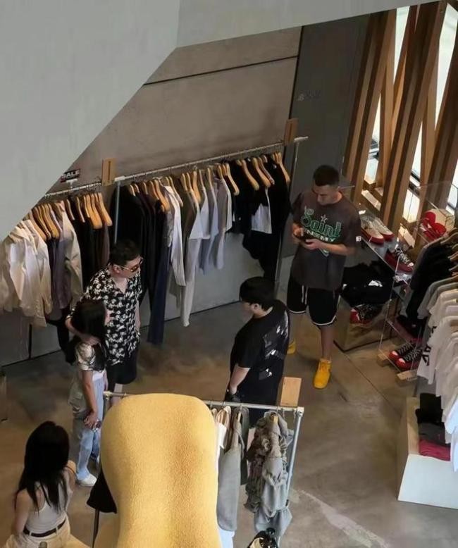 王思聪为已育网红亲自烤串!穿4千