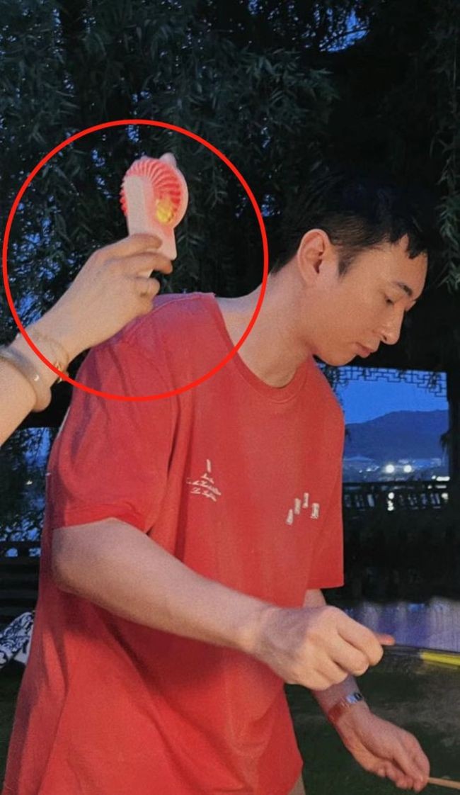 王思聪为已育网红亲自烤串!穿4千