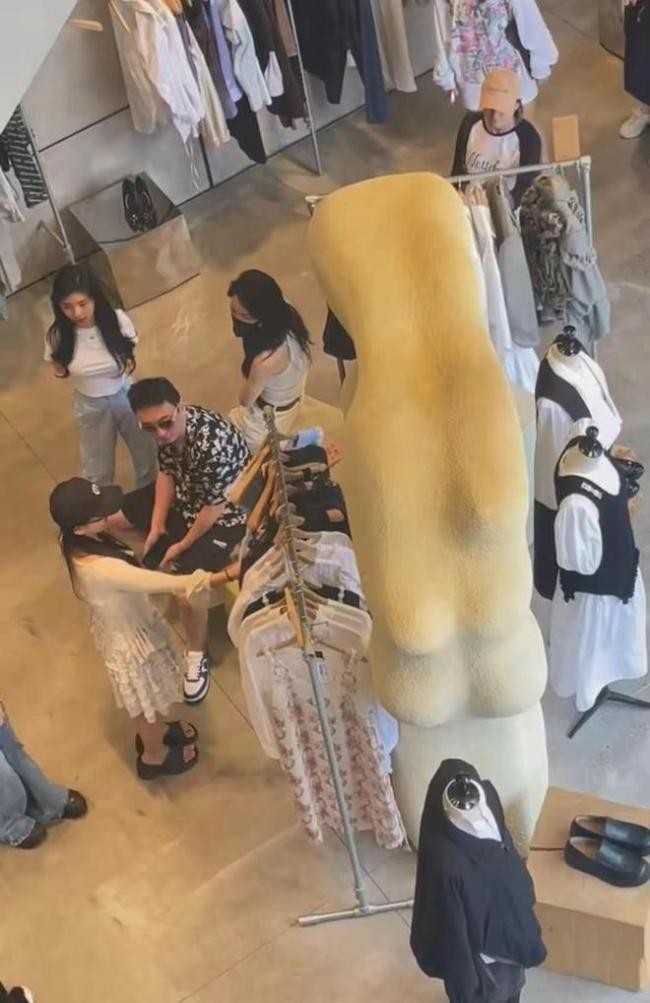 王思聪为已育网红亲自烤串!穿4千