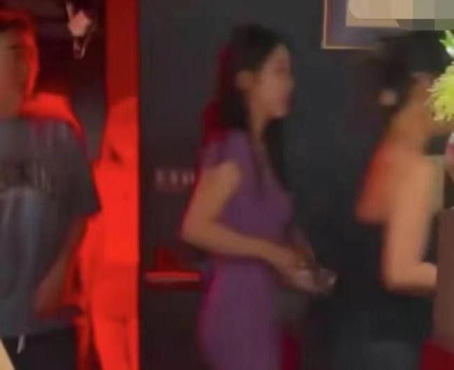 王思聪为已育网红亲自烤串!穿4千