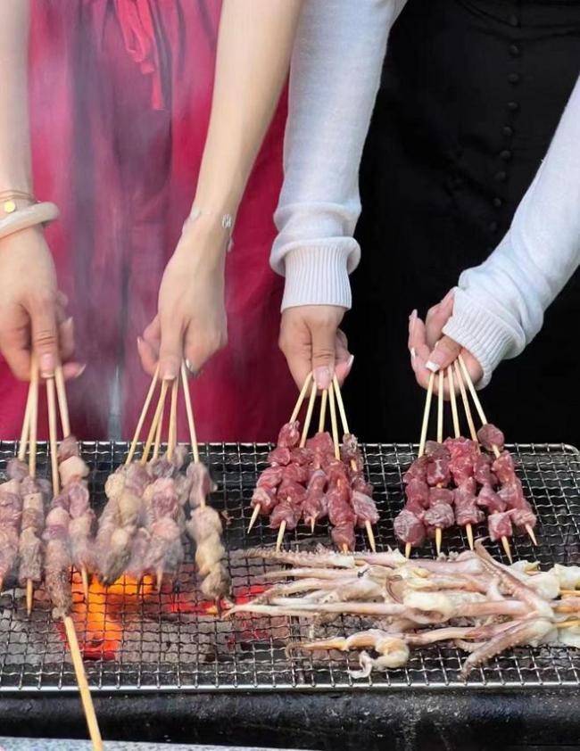 王思聪为已育网红亲自烤串!穿4千