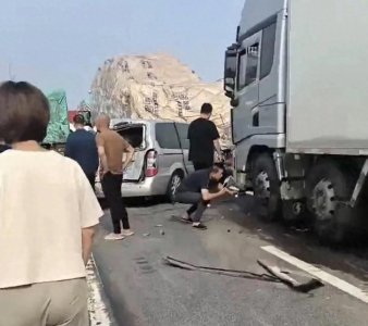 ​曝京哈高速车祸严重拥堵，多车相撞叠罗汉，一年两箱油又上路了!