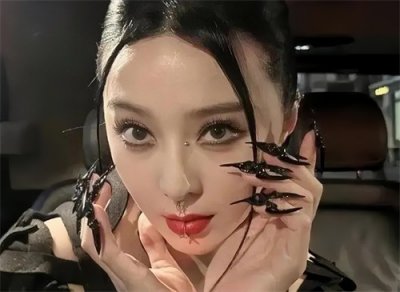 ​43岁范冰冰在巴黎上了鼻环，穿镂空裙形象大变，这5年经历了什么