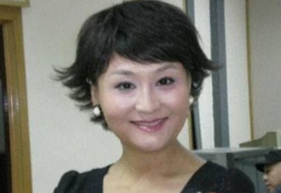 ​辞职央视，嫁大20岁美国富豪，挨毒打吃剩饭，骨瘦如柴仍不离婚