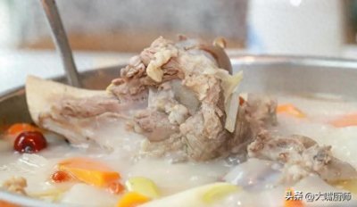 ​炖骨头汤，直接炖就“废了”！大厨教你4招，骨汤浓白鲜美，真香
