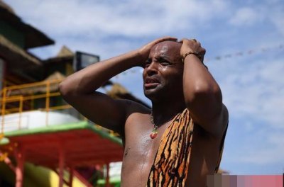 ​非洲小哥在重庆工作被热哭，公司批25天高温假让其回家避暑