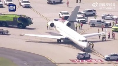 ​美国两架客机机场相撞，其中一架机尾几乎断裂脱落