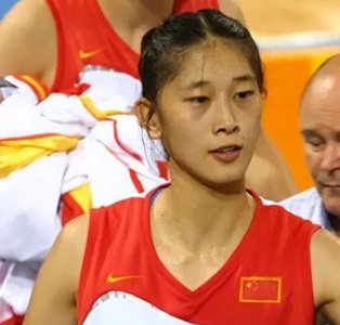 ​曾经的篮坛第一美女隋菲菲，坐拥上校军衔，曾和王治郅传过绯闻