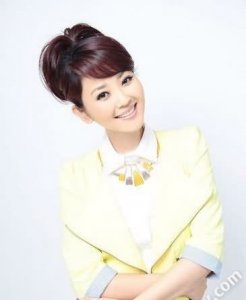 ​主持人方琼多大年龄 方琼老公和儿子照片