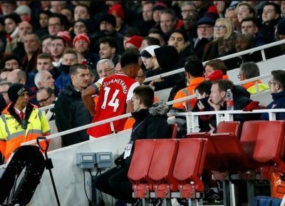 ​足球场上的“内急”，尴尬又好笑