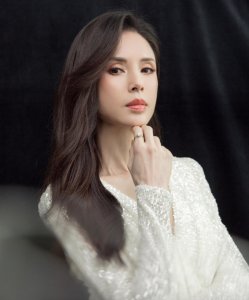 ​李若彤首次公布真实年龄，比网传还要大7岁，发长文自曝情感状态