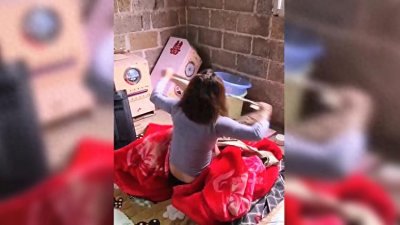 ​悲哀！“烂赌鬼”妻子每次赌输，回家要不到钱，就发疯打砸摔东西