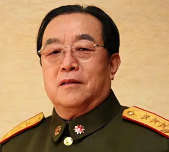 ​他是原北京军区司令员，62岁被授上将，曾指挥过国庆50周年阅兵式