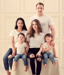 ​马雅舒与14岁继女近照，网友：14岁就发育的如初成熟？