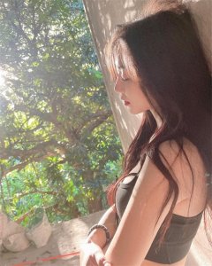 ​王晴解封到美国旅游，穿火辣比基尼秀魔鬼身材，网友：这太辣了