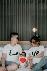 ​Selina晒孕照最新SHE合照 Ella亲吻其孕肚尽显亲昵